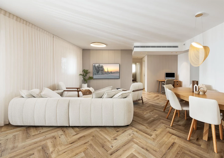 כך הפכה דירת חמישה חדרים בשפלה לבית רגוע ומדויק