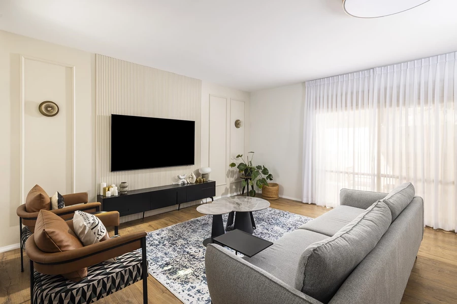 בין משרבייה לקרניזים: הבית החדש בהוד השרון