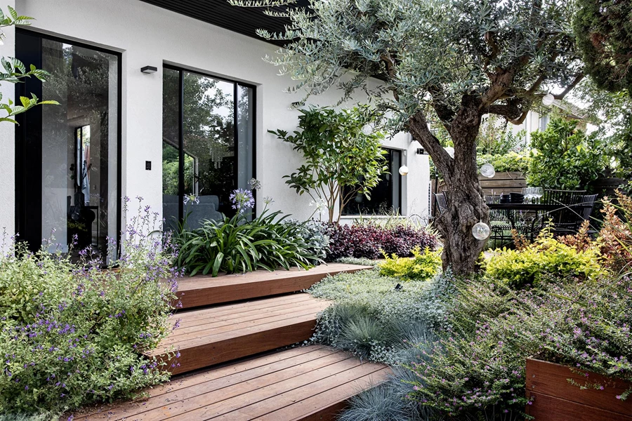 לכאן תרצו להזמין את החברים: גינה עוטפת עם האט־טאב מדליק