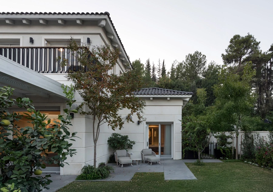 חיבור בין עולמות: בית של אור, עץ ונוף