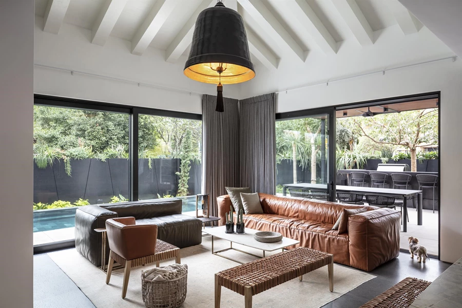 הסלון כחלון ללב הבית: אריק בן שמחון חושף את סוד הקסם של תרבות האירוח הישראלית