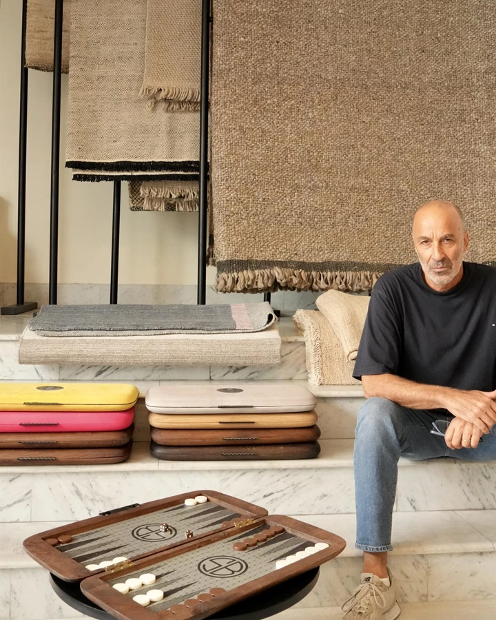 אריק בן שמחון באולם התצוגה | קרדיט צילום: ליגיאה קיט