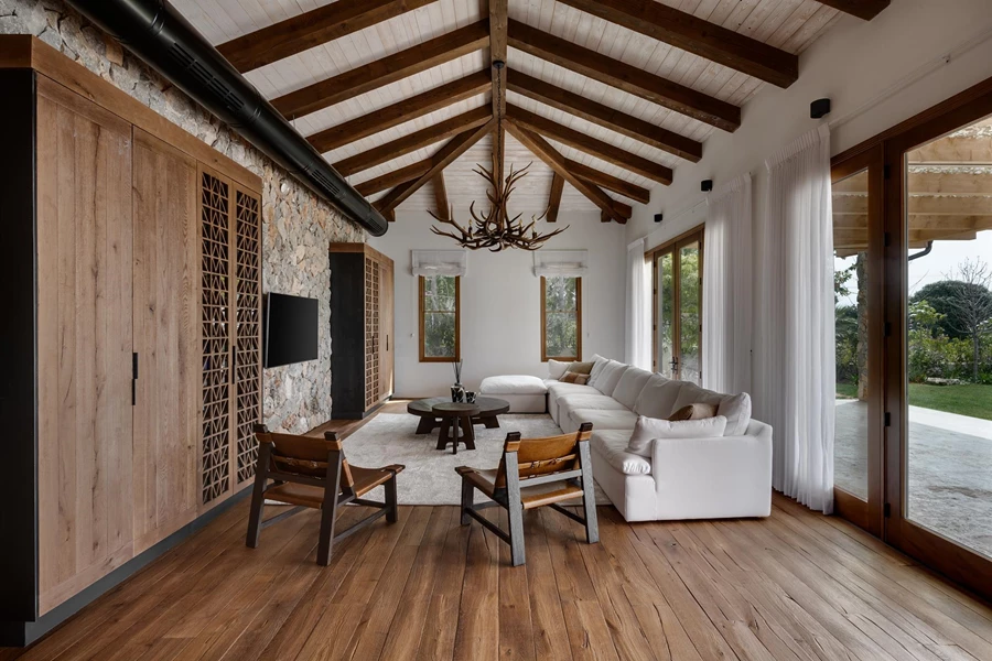 בית כפרי־תעשייתי עם ניחוח של ריזורט