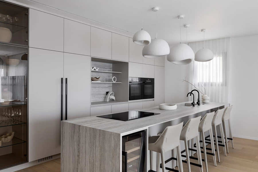 מעצבת פנים: מיטל אטיאס | צלם: אבי קבלו | ארונות ונגרות: דלקוב