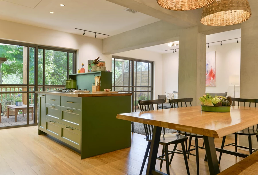 לגור בצימר: מעצב הפנים שהפך את החלל לבית מעוצב וחמים