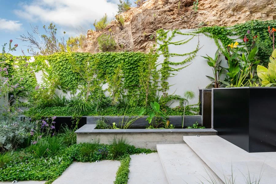 חוץ גלים גנים, בריכה פלגים (אבנר צדוק) צילום בן רוטשטיין ואלנה דובטוב