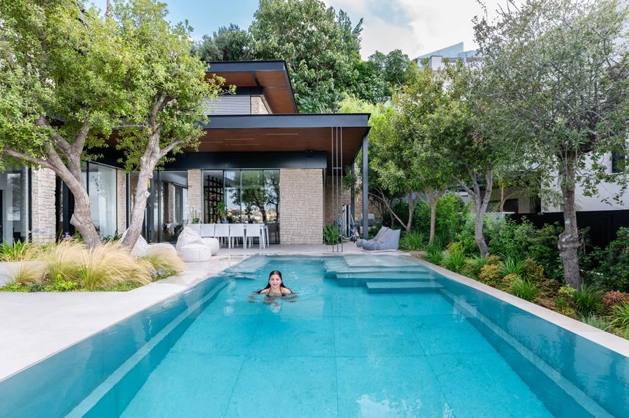 חוץ גלים גנים, בריכה פלגים (אבנר צדוק) צילום בן רוטשטיין ואלנה דובטוב