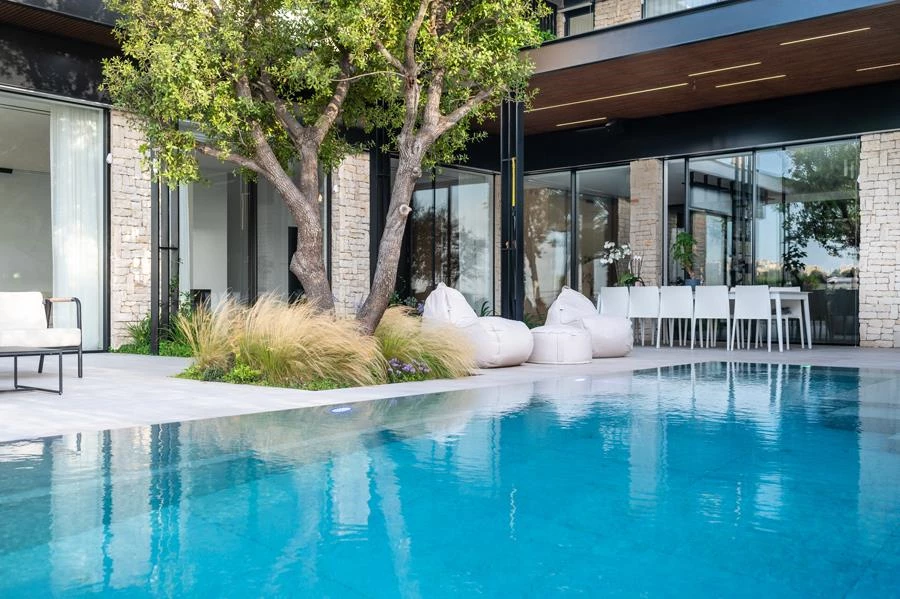 חוץ גלים גנים, בריכה פלגים (אבנר צדוק) צילום בן רוטשטיין ואלנה דובטוב