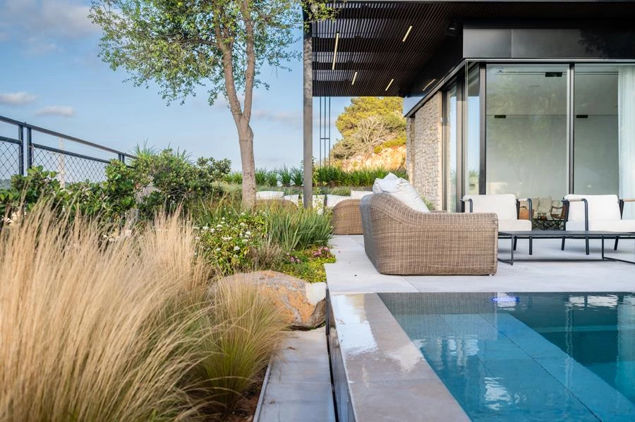 חוץ גלים גנים, בריכה פלגים (אבנר צדוק) צילום בן רוטשטיין ואלנה דובטוב