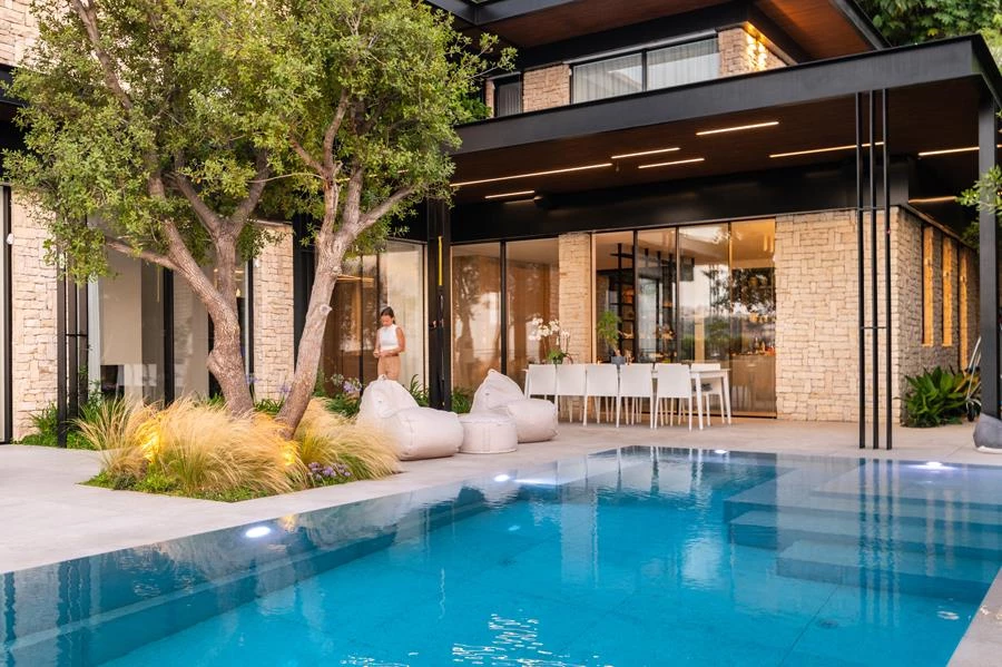 חוץ גלים גנים, בריכה פלגים (אבנר צדוק) צילום בן רוטשטיין ואלנה דובטוב