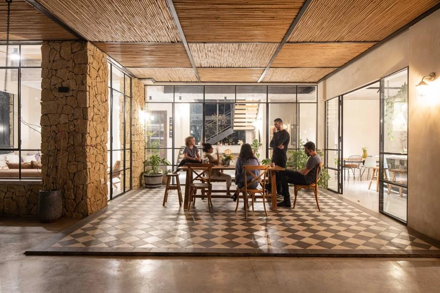 מפתחים גדולים, שפע של חלונות וניצול תאורה טבעית