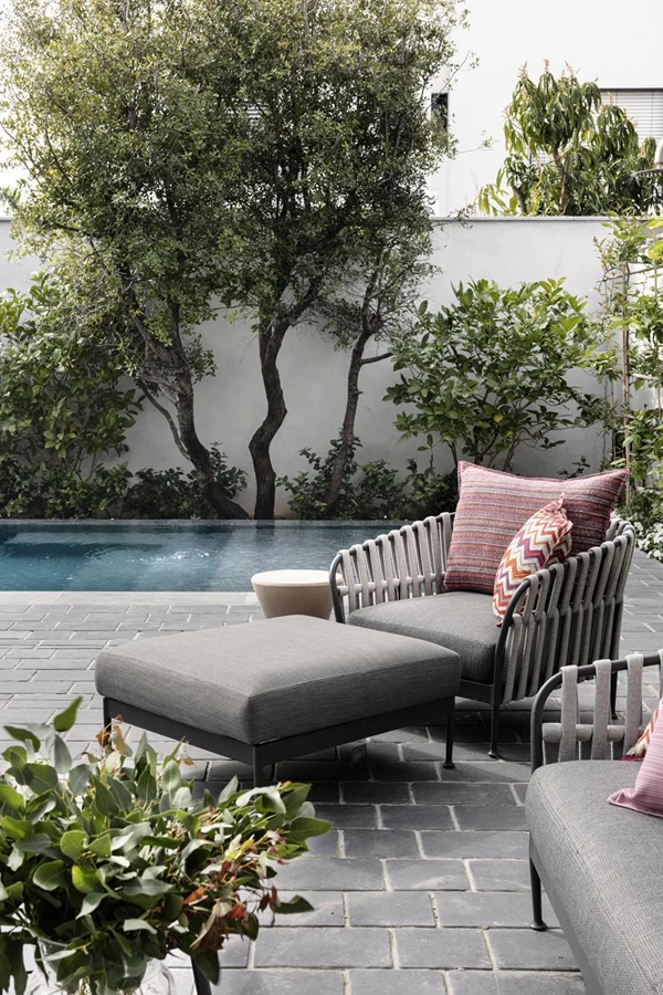 מהסלון ישנה יציאה לחצר ולבריכת השחייה הגדולה