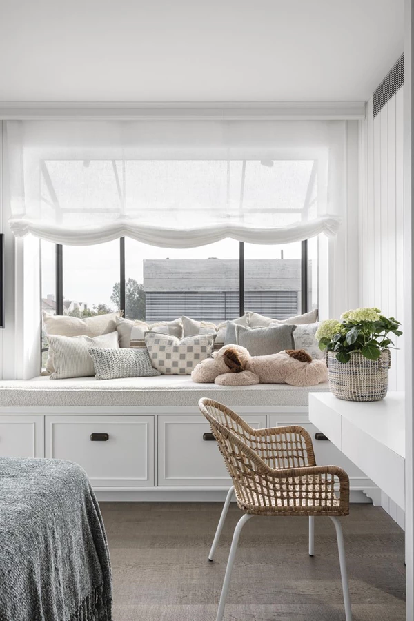 חלונות מפרץ גדולים משמשים לישיבה ולתצוגת פרטי אומנות