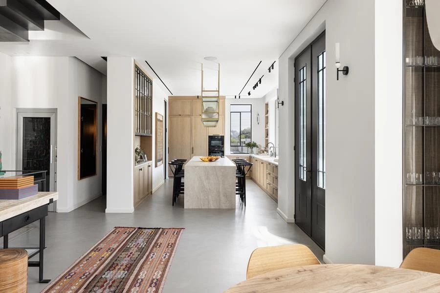 מימין המטבח, מזווה גדול ומאובזר ושירותי האורחים ומשמאל הסלון ופינת האוכל