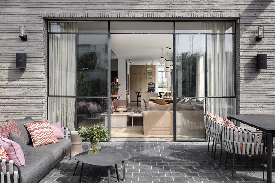 סביבת מגורים חמה וביתית, עטופה בחזיתות מודרניות ונקיות יותר