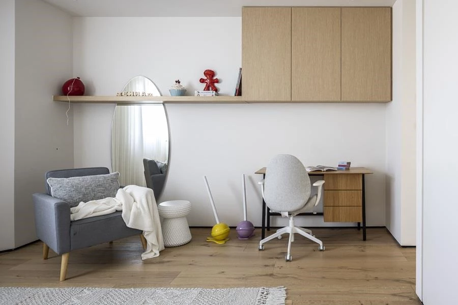 גרם המדרגות מוביל לקומה הבאה, שם תוכננה ממלכת הבנות