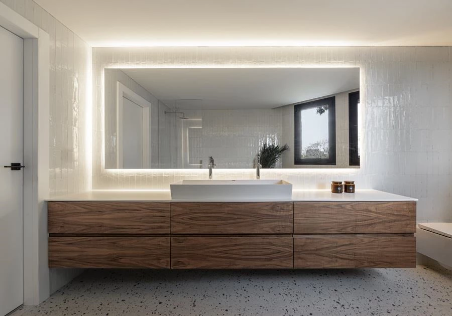 חדר רחצה מרווח, במרכזו ארון אמבט שמגדיר ומחלק בין אזורים