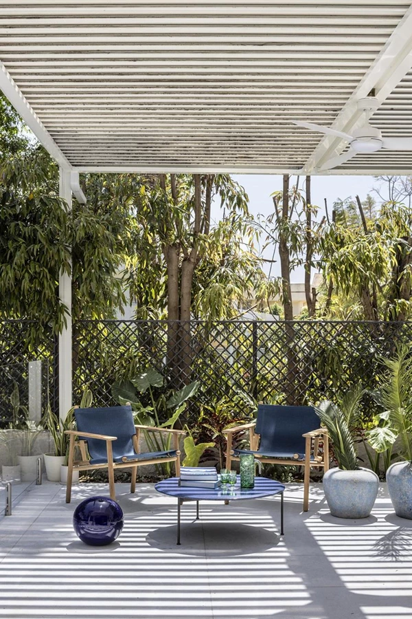 יציאה מהחלל המרכזי לחצר שלאורך השנים טופלה באהבה