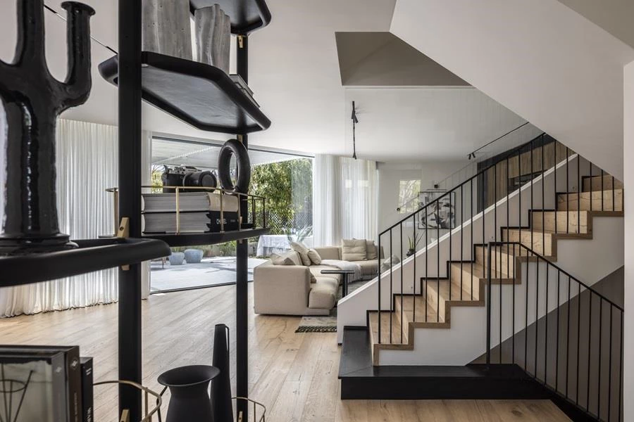 מעקה ברזל קלאסי ונקי ופלטות זכוכית שתורמות למראה השקט