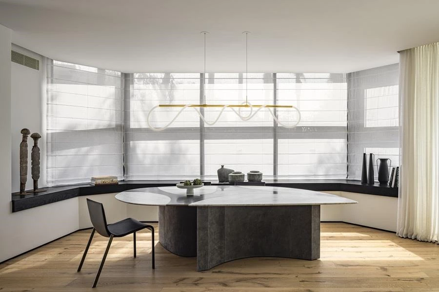 שילוב בין מאפיינים קלאסיים לאקלקטיים, בצבעוניות רגועה שממתנת את הזוויות