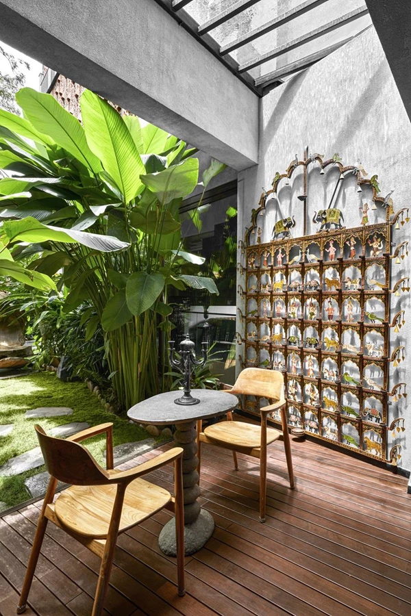 החצר המרכזית מתוכננת מעל לוח בטון, ליצירת תחושת יער טרופי בתוך הבית