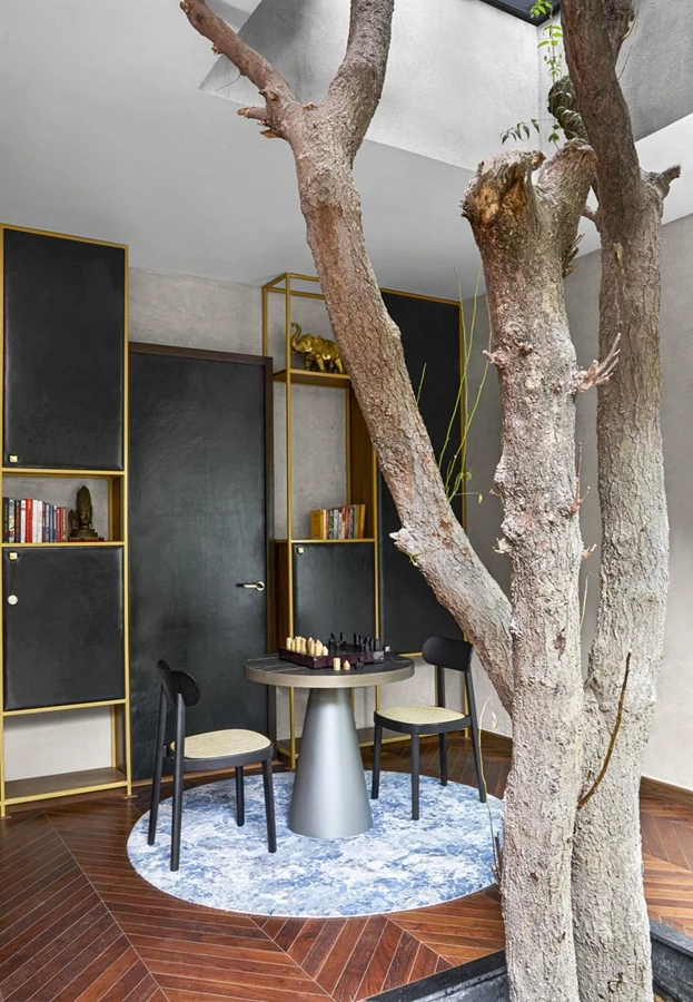 התכנון של הבית הותאם בזהירות לשטח הטבעי, וכל קיר נבנה סביב העצים הקיימים