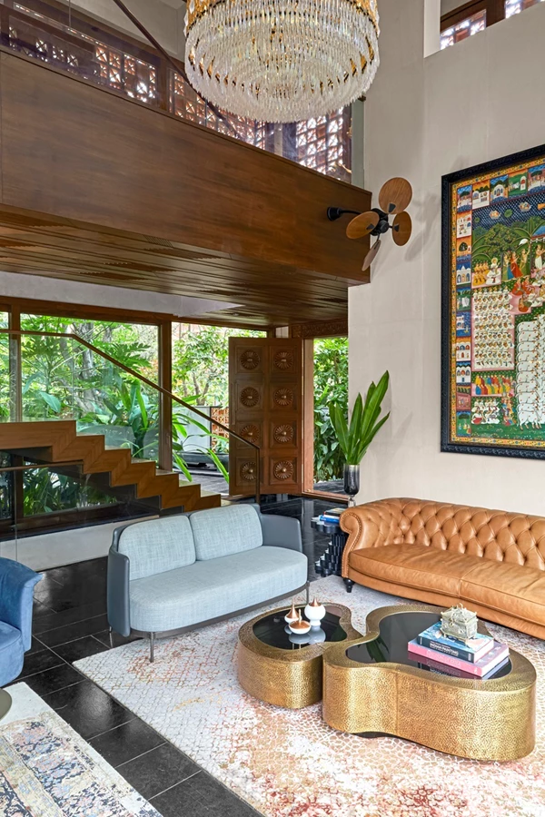 חללי המגורים מתוכננים בגובה כפול סביב החצר המרכזית, מה שמבטיח אור טבעי ואוורור בכל החללים