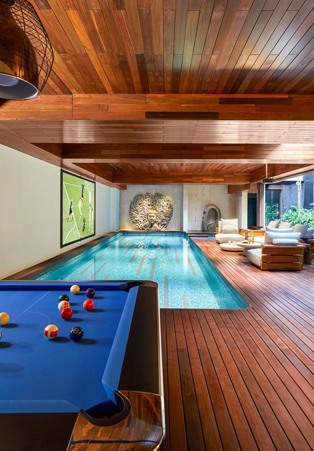 מפלס הקרקע התחתון מתוכנן כאזור פנאי הכולל בריכה, בר, קולנוע ביתי וספא מפנק