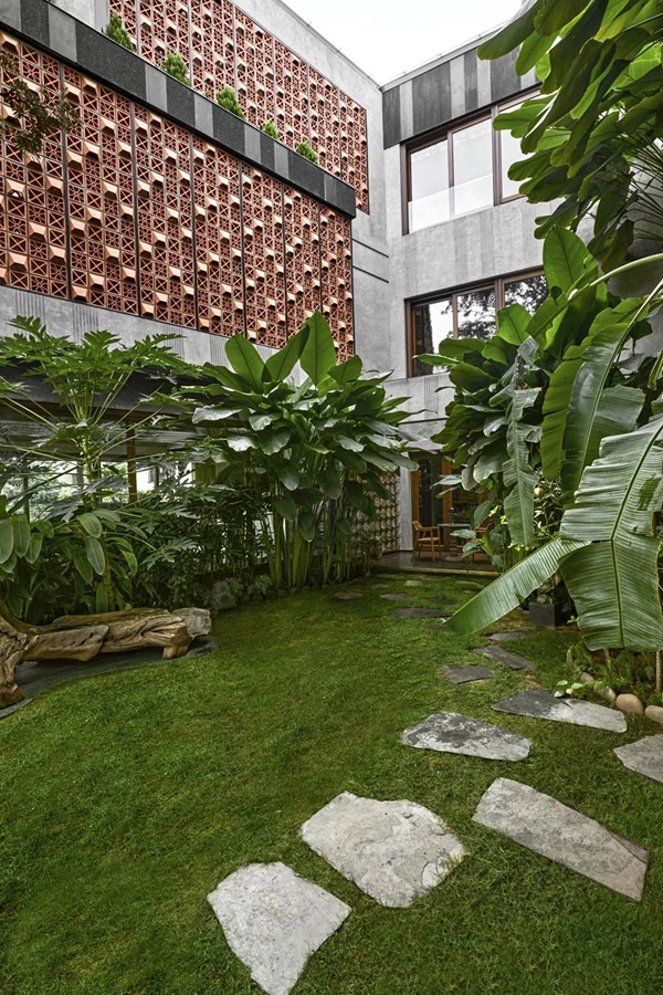 תמצית הפרויקט הייתה ליצור דיאלוג בין האדמה, הרוח והשמש