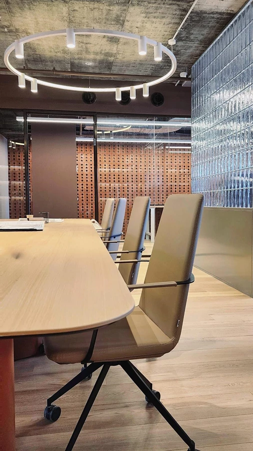 עושר חומרי לצד ווריאציות גיאומטריות הפרושות לאורך ולרוחב המשרד, למעלה ולמטה