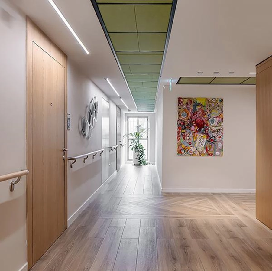 מסדרונות מרווחים עם מאחזים נוחים מעץ