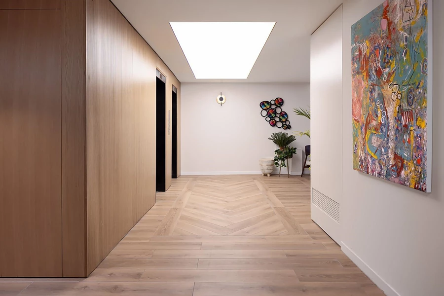 תאורה חמה ומאירה בשילוב אומנות במבואת מעליות