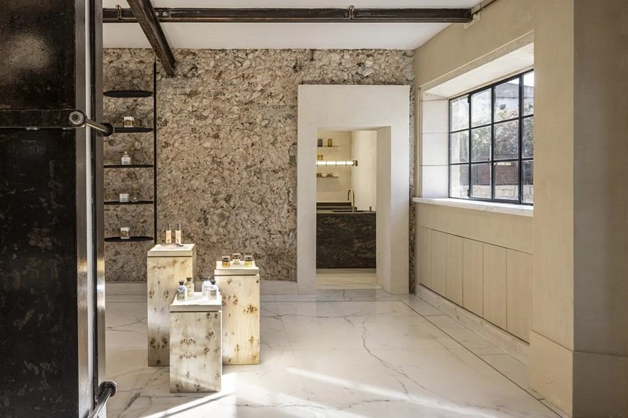 האבן החשופה של המבנה המקורי השתלבה כאילו נוצרה בתכנון החדש