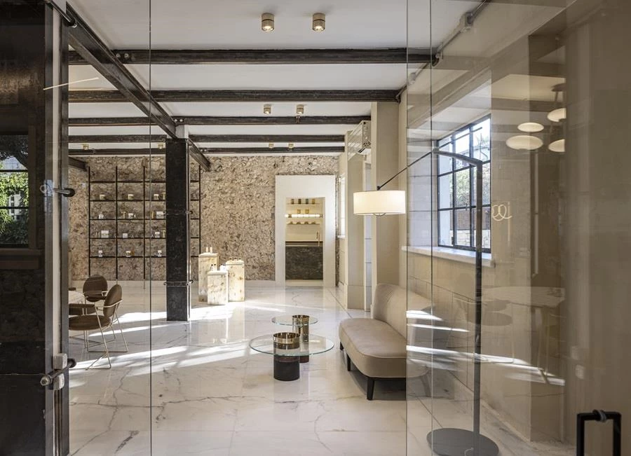 הניגוד שבין המוצרים לבין קירות האבן המונוכרומטיים מייצר בולטות של הפריטים