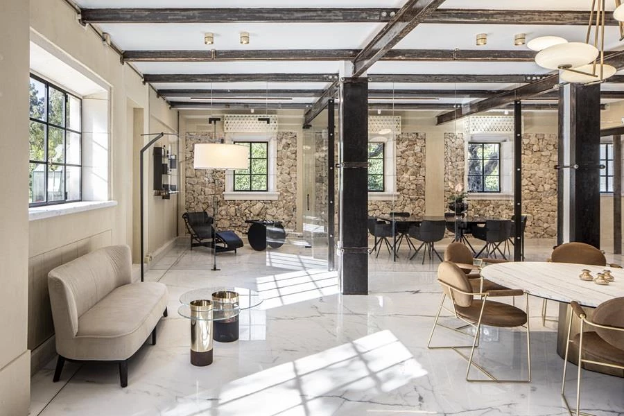 המוצרים מאופיינים בצבע צהוב או מוזהב, ונוכחותם בולטת לעין בעיצוב שמשדר יוקרה וייחודיות