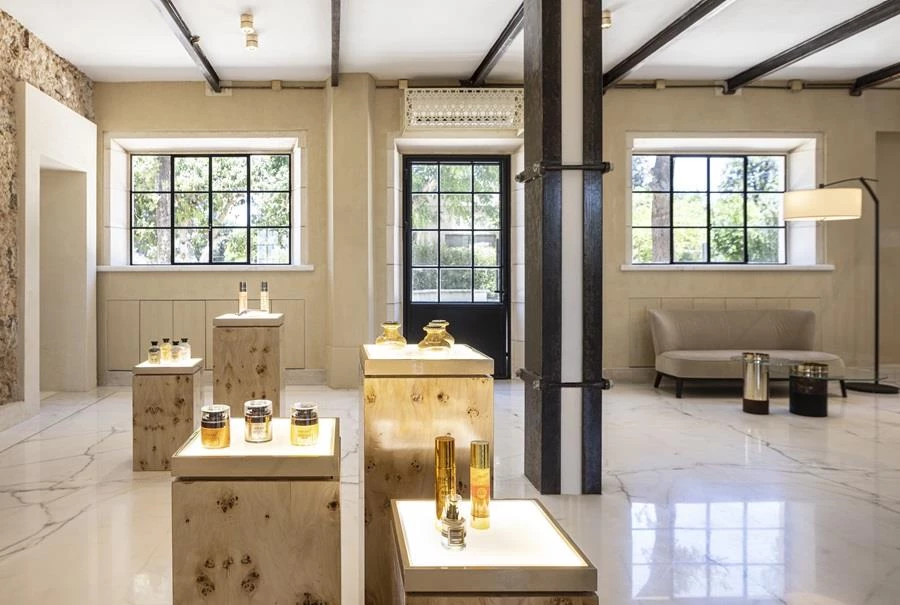 אתגר עיצובי ותכנוני לאמץ לתוך העיצוב את עמודי הברזל, קורות  הפלדה החשופות וכבלי החשמל