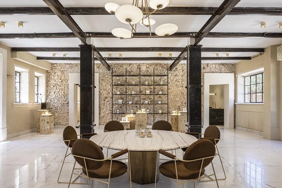 עבודות החידוש של המבנה והפיכתו למרכז התצוגה של החברה, בוצעו במשך יותר משלוש שנים