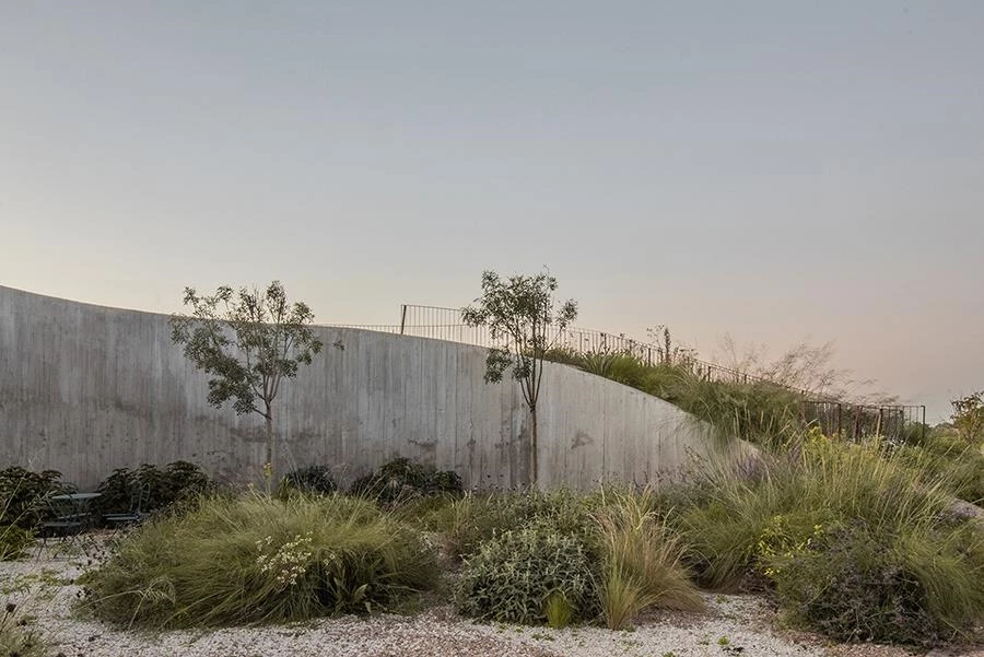 חיבור משתנה אל האדמה