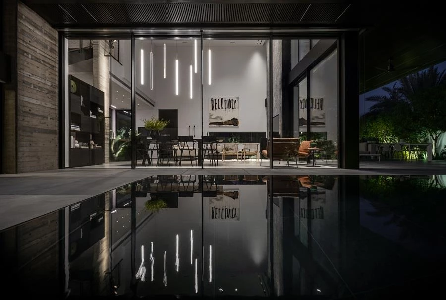 מראה הבית לאחר שקיעה