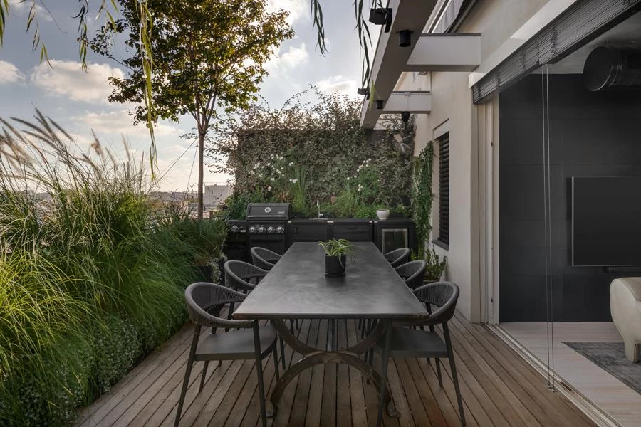 מבט אל המרפסת. אדריכל ירון אלדד צלם עודד סמדר.