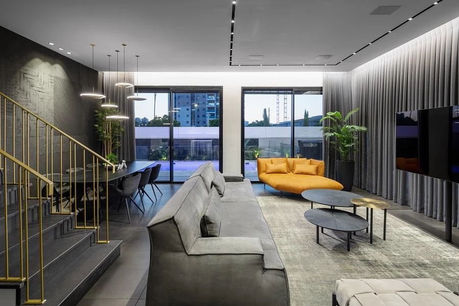 מפשיטים ומלבישים מחדש