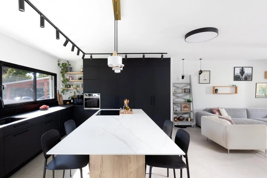 צילום: אבי קבלו | אדריכלות תכנון ועיצוב: קורין נמר, ׳קורין דיזיין׳ | באדיבות: טופז קרמיקה