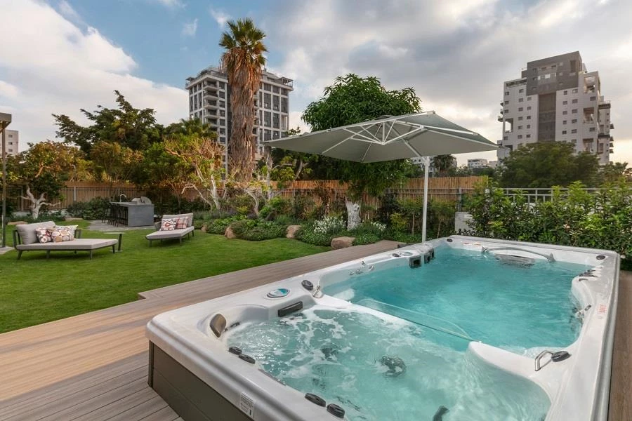 כאן גרים בכיף: דופלקס יפהפה בשרון שתוכנן במדויק לאורחות החיים של בני המשפחה- קטנים כגדולים