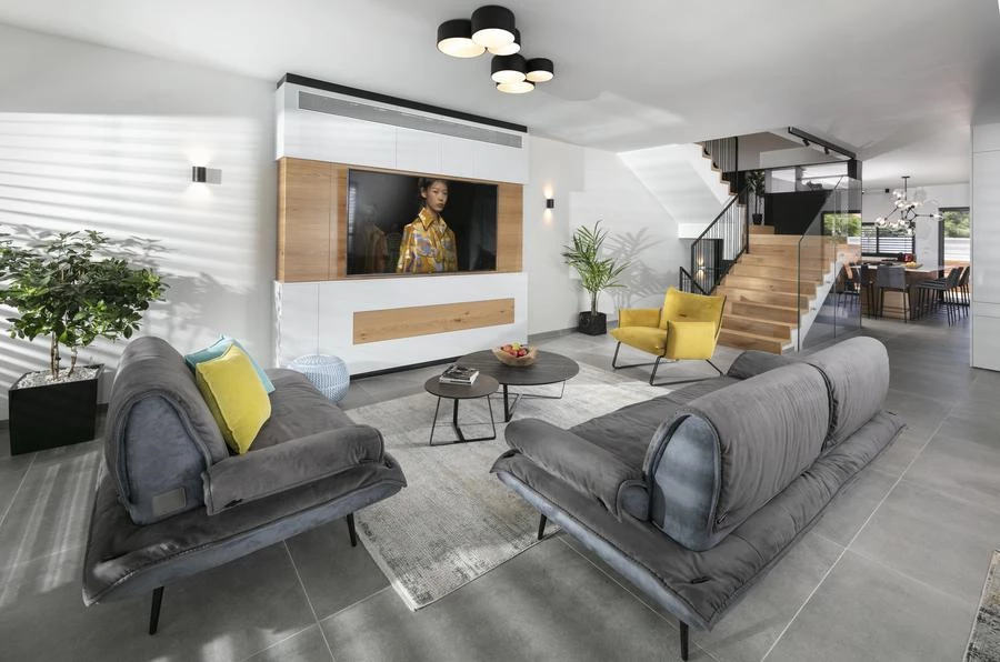 כך הפך גרם המדרגות הישן מחיסרון ליתרון והקיר בכניסה למטמון