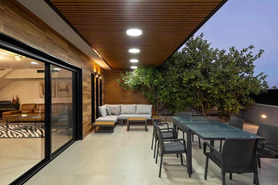 יציאה מהסלון לגינה האחורית