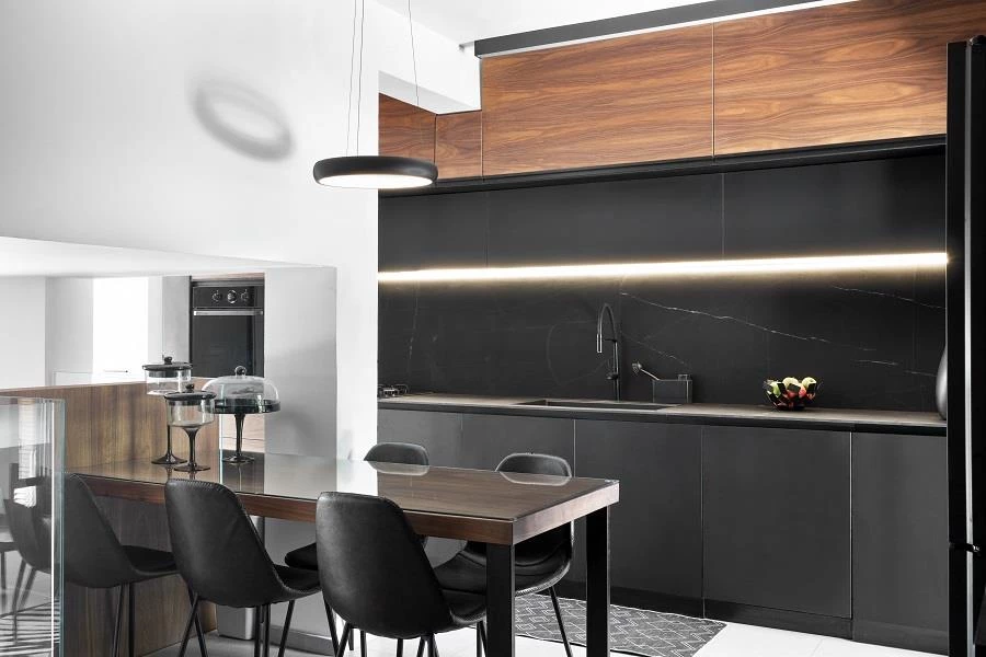 אזור הישיבה עם מעקה מעץ