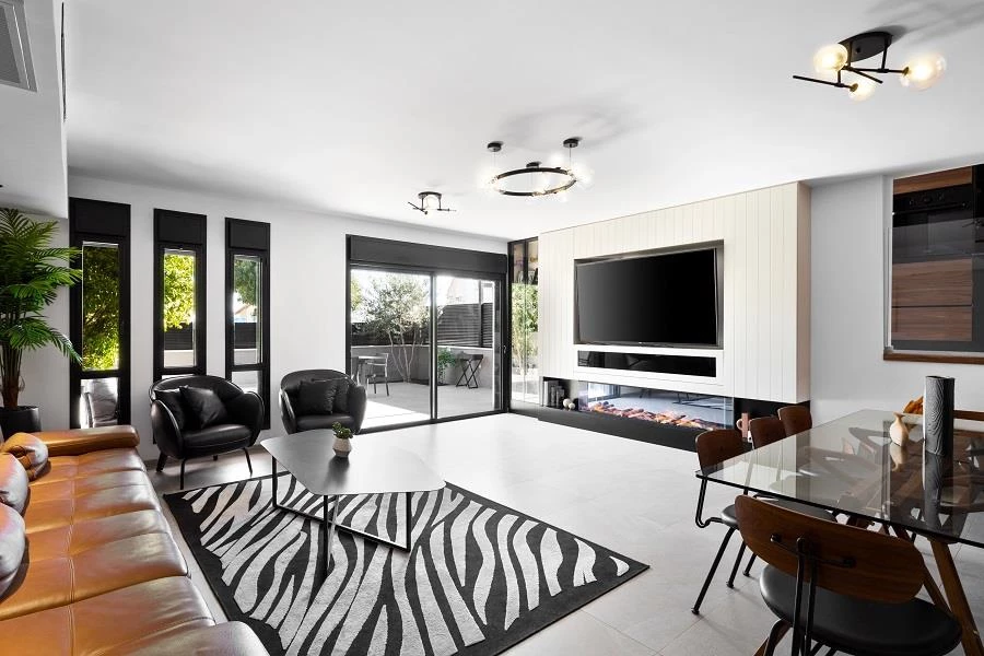 מרחב חופשי בסלון לפתיחת שולחן האוכל