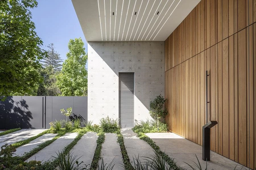 בית מגורים בשרון:  שופע אור, פתיחות ומינימליזם עיצובי