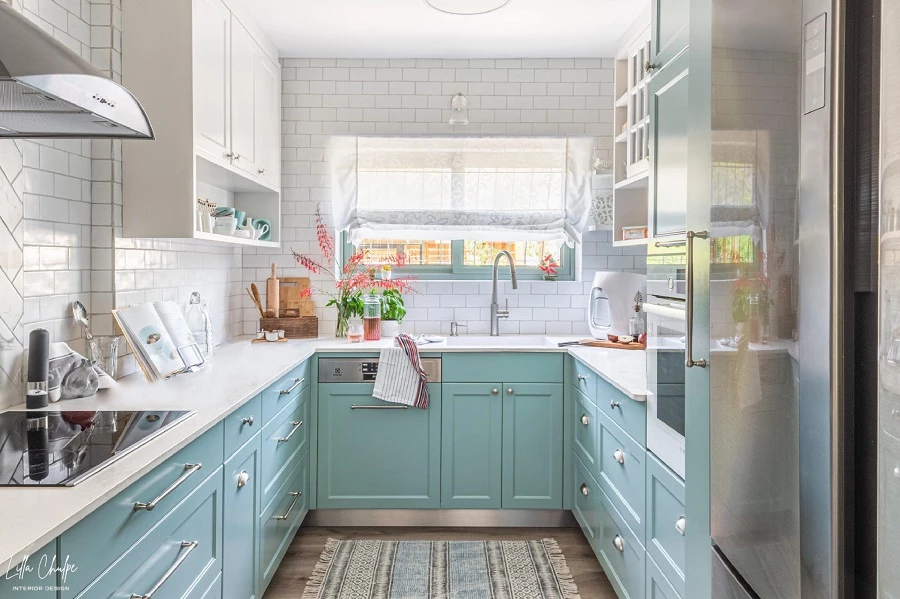 מבט למטבח המחייך. עיצוב: לילה צ