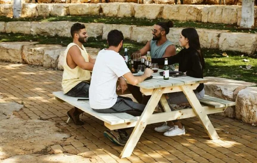 שילוב שולחנות קקל כחלק מעיצוב הבית והחצר